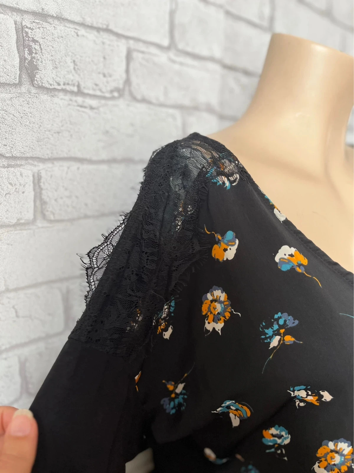 Blusa floral preta com renda – Tamanho 44/46 – Camaïeu – photo 2